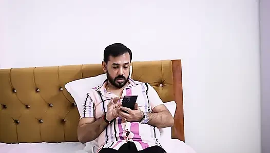Bir ofis patronu ofiste terfi için bayan Collegue ile sikişiyor