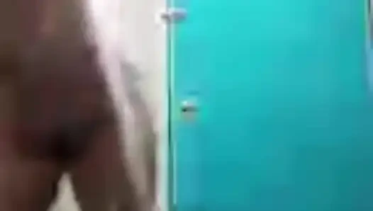 Красивая обнаженная, принимаю душ, заставляет меня очень возбуждена