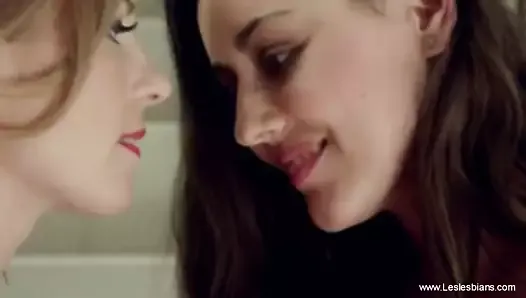 Embrasser des copines lesbiennes érotiques et moment de doigtage