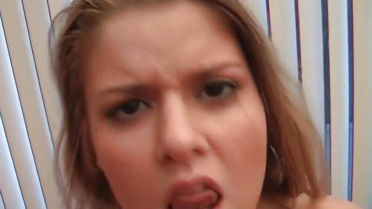 Matură sexy blondă suge o pulă groasă și are parte de ejaculare facială