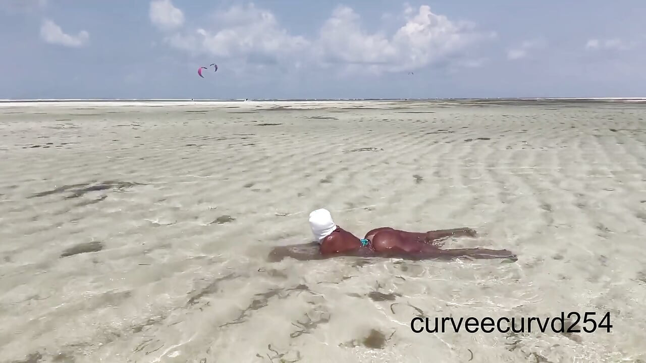 Blinkande Twerking på en strand i Afrika