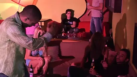 İki çift için küçük grup seks ateşli bir dörtlü seks yapıyor