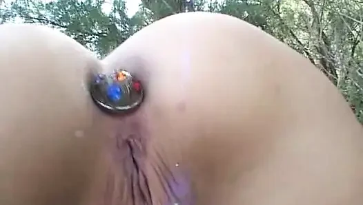 Сесиль на улице перед прохожими