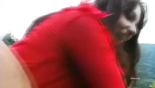 Esmer kadın siyah ve beyaz bir çift yarakla karşı karşıya