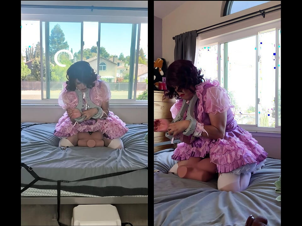 แม่บ้านน้องสาวซาตินสีชมพูขี่ของเล่นตุ๊กตาเย็ดของเธอขณะล็อค