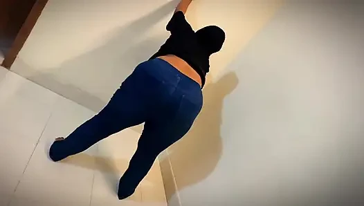 Turki фигуристая горячая мусульманская мачеха в джинсах штан и показать большую задницу и пухлые сиськи и заставить меня ужинать возбужденной