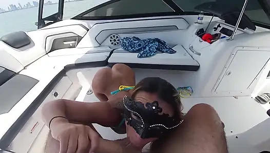 Fit orta yaşlı seksi kadının özel yatta oral seksi