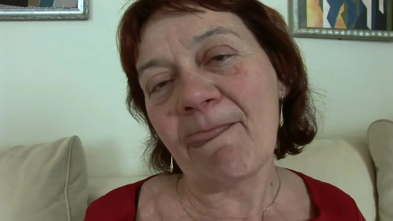 Yaşına rağmen, tıraşlı amcıklı bu azgın esmer nine boşalana kadar çılgınca sikilmekten hoşlanıyor
