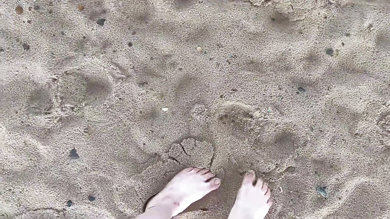Šetnja bosim stopalima na plaži Sfw