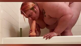 Un gode complet de 6 minutes suce et chevauche dans la salle de bain