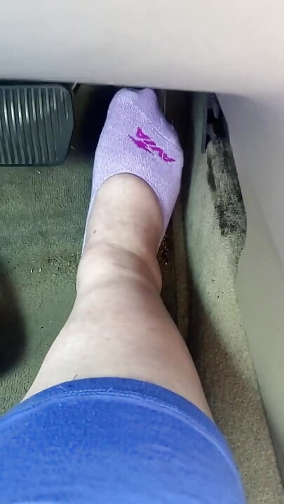 Pompage de pédales dans des chaussettes violettes
