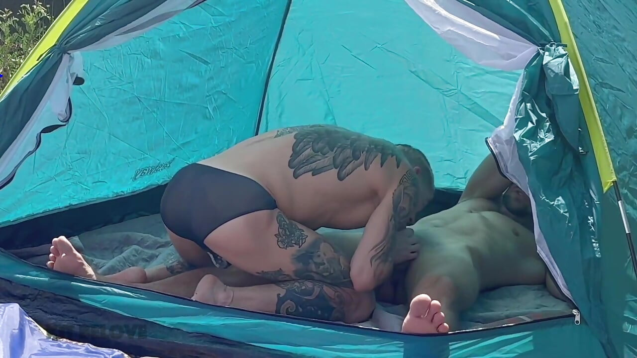 几个热辣的男人在海滩上狂野做爱, 导致度假者对他们的反应激烈