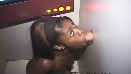 Черная телочка, камшот на лицо у глорихола, чернокожая сучка с минетом