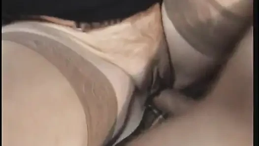 Azgın yaşlı sürtük amını yarakla doldururken yarak emiyor - yaşlı porno