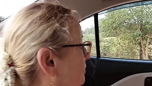 Olgun sarışın eş gününün tadını çıkarıyor