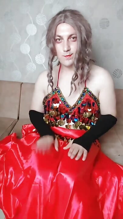Femboy sa stomakom u crvenoj zavodljivoj haljini