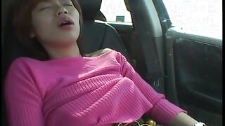 Super gorąca japońska nastolatka napalona w samochodzie