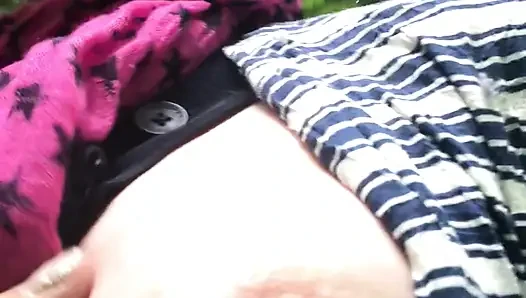 Cewek sange ini lagi asik mainin toketnya sambil jalan-jalan di luar ruangan