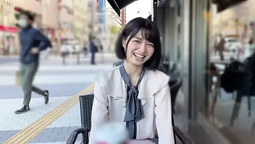 A118F01 A classic idol-level small face and a cheerful smile with a natural girl in a private shoot at a love hotel! A cute smile and a facial finish!