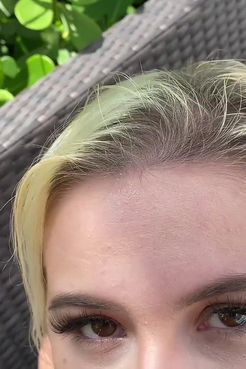 Søte blonde Aria Banks elsker å suge kuken min ute ved bassenget