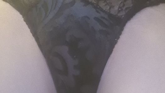 Il mio vestito skinny nero e la mia lingerie.