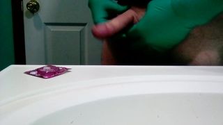 Grüne chirurgische Handschuhe und Kondom