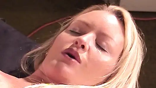 Heiße blonde schlampe genießt es, mit beladenen schwanz und mehreren spielsachen zu spielen