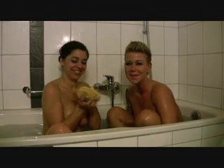 Zwei Hottys in der Badewanne Teil 1of3 - deutsch - csm