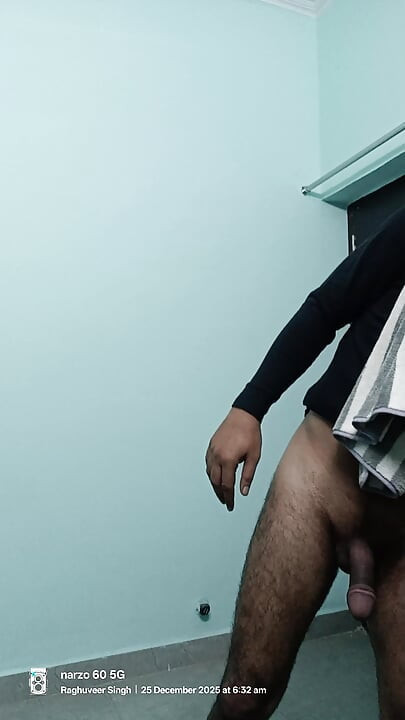 ชาย desi อินเดียเพลิดเพลินกับการอาบน้ําและโชว์ช่วยตัวเองกับลุงเจ้าหน้าที่ตํารวจเพื่อนบ้าน