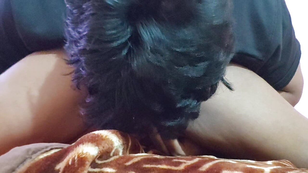 Wirusowy desi chłopak liże swoją dziewczynę cipki bardzo mocno i jego dziewczyna jęczy głośno