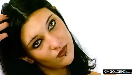 Verfuehrerische Bruenette mit Toys in Ekstase