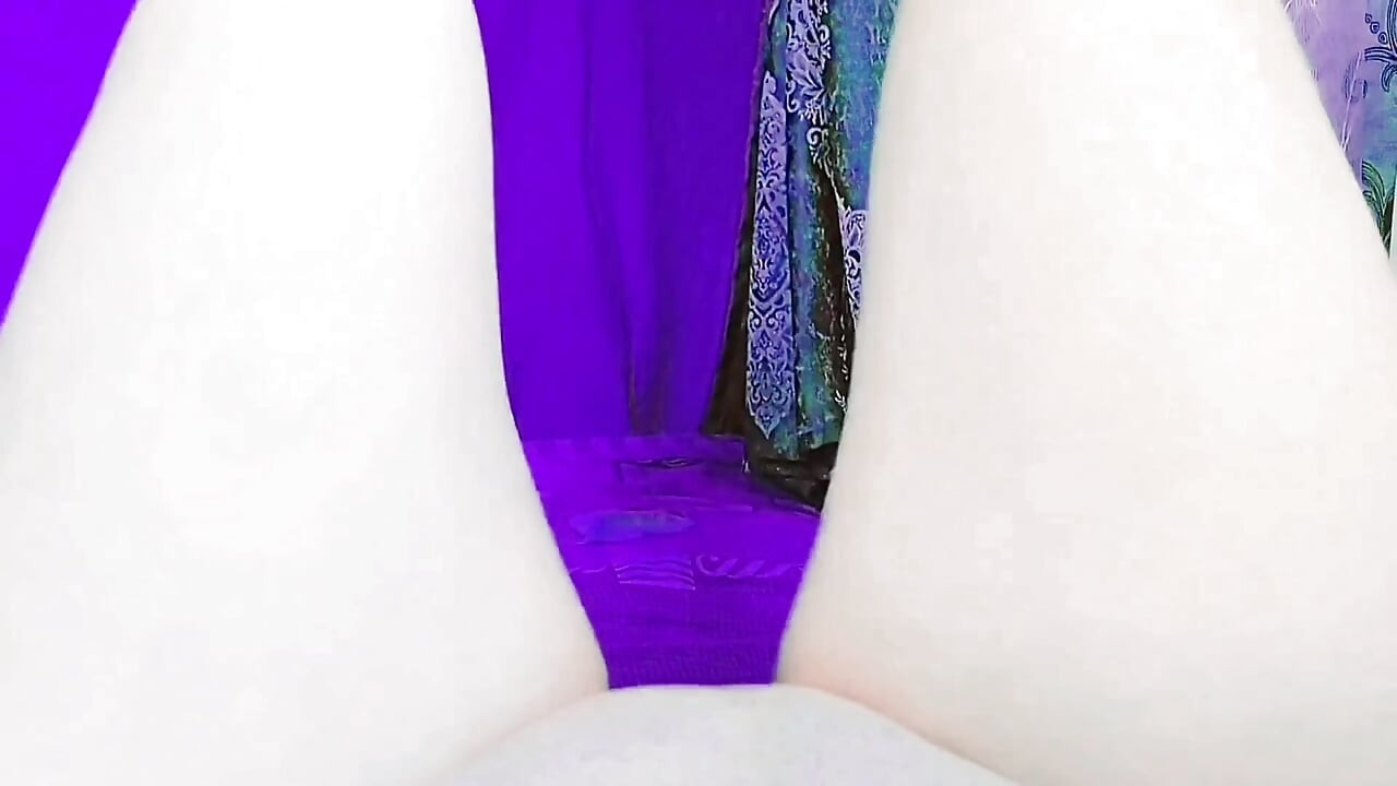 Zapanjujući femboy podiže ruke kako bi popravio neurednu kosu