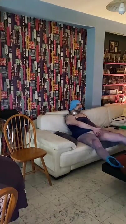 Брудна сіссі повія в синьому вбранні грає, жорсткий секс з дупи в рот