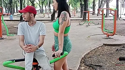 Ich verführe meinen nachbarn im park, und ich gebe ihm geld, um meine muschi sehr gut zu ficken, ganze geschichte, creampie im mund