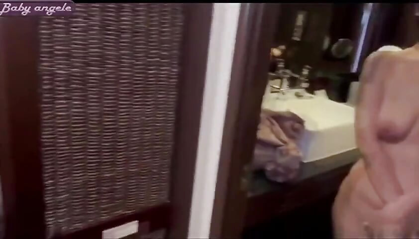 Ünlü yetişkin fenomeniyle ilk kez, gergin çaylak zorlıyor ama garip ilk kez