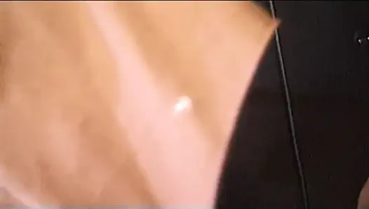 Sarışın Alman genç erkek avcısı BDSM'de domine ediliyor ve parmaklanıyor