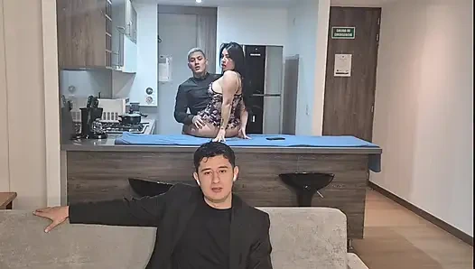 Tanpa berpikir aku meniduri saudara perempuan sahabatku, saat kami menonton pertandingan sepak bola