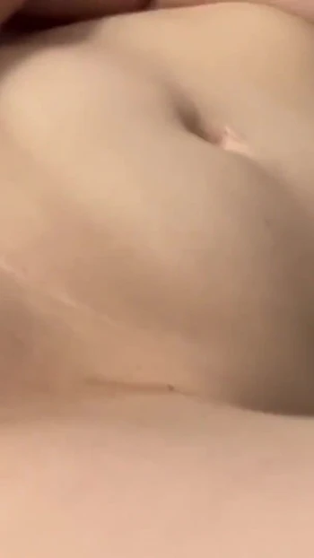 Momento sbalorditivo da "Spogliarello da reggiseno rosso e minigonna in jeans e tette che rimbalzano sopra il tuo viso il prossimo masturbarsi per te"