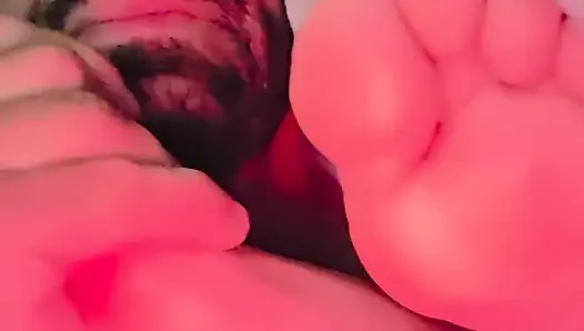 Сосет ее пальцы ног, пока она смотрит фильм