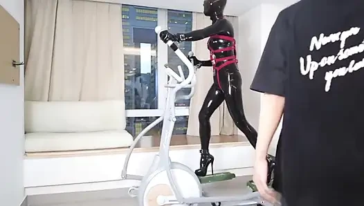 Mz27 - ein in Latex gefesseltes mädchen geht auf einem laufband