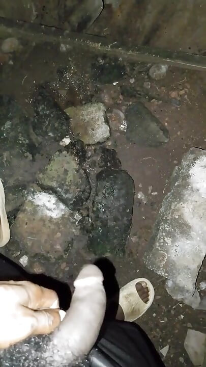 침대에서 오줌을 싸고 섹스하는 큰 자지
