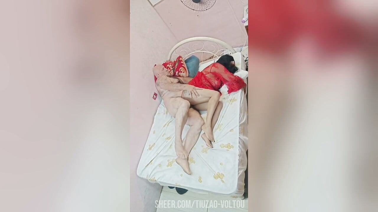 SEDUCTIVE BRUNETTE WANTS CROWN