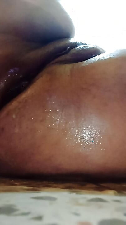 Pertama Kali Ngentot Sambil Masukin Sesuatu Biar Lebih Enak