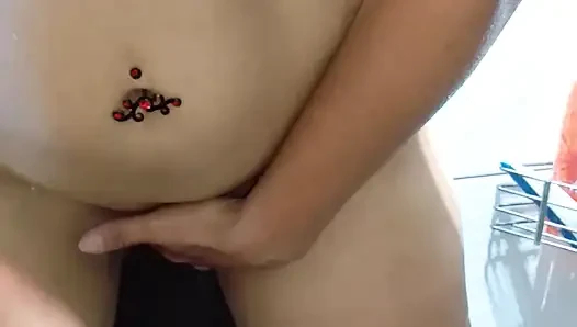 Schöne nackte MILF spielt mit einem saugnapf-dildo und hat spaß mit dem sperma ihres ehemanns in der dusche.