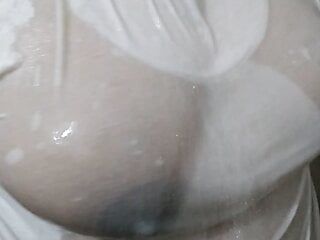 Saudita linda mulher tomando banho quente - peitos