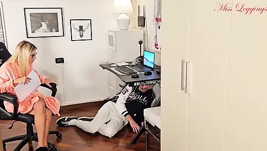 Bir milf pornosu oyunu, en iyi arkadaşının bakire üvey oğluna