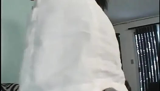 Sürtük hemşire sert büyük zenci yarağına biniyor ve kanepede amını dolduruyor