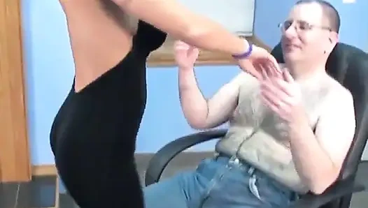 Harika memeli güzel piliç ofiste yüzüne boşalmak için solgun ineği emiyor