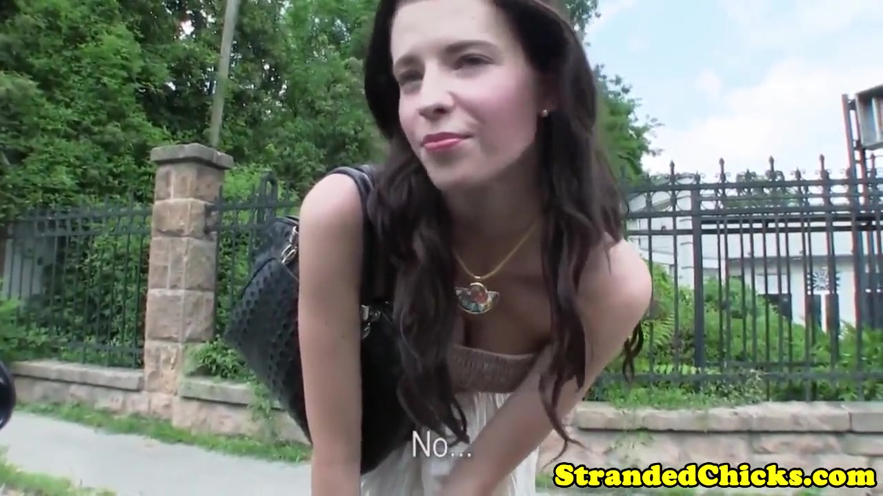 被困的匈牙利少女为了搭便车而被颜射