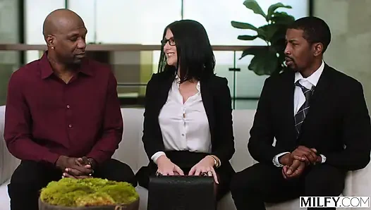 Милфа с большим черным членом - голодный до босса леди Sienna Rae получает двойное проникновение от ее пылких стажёров